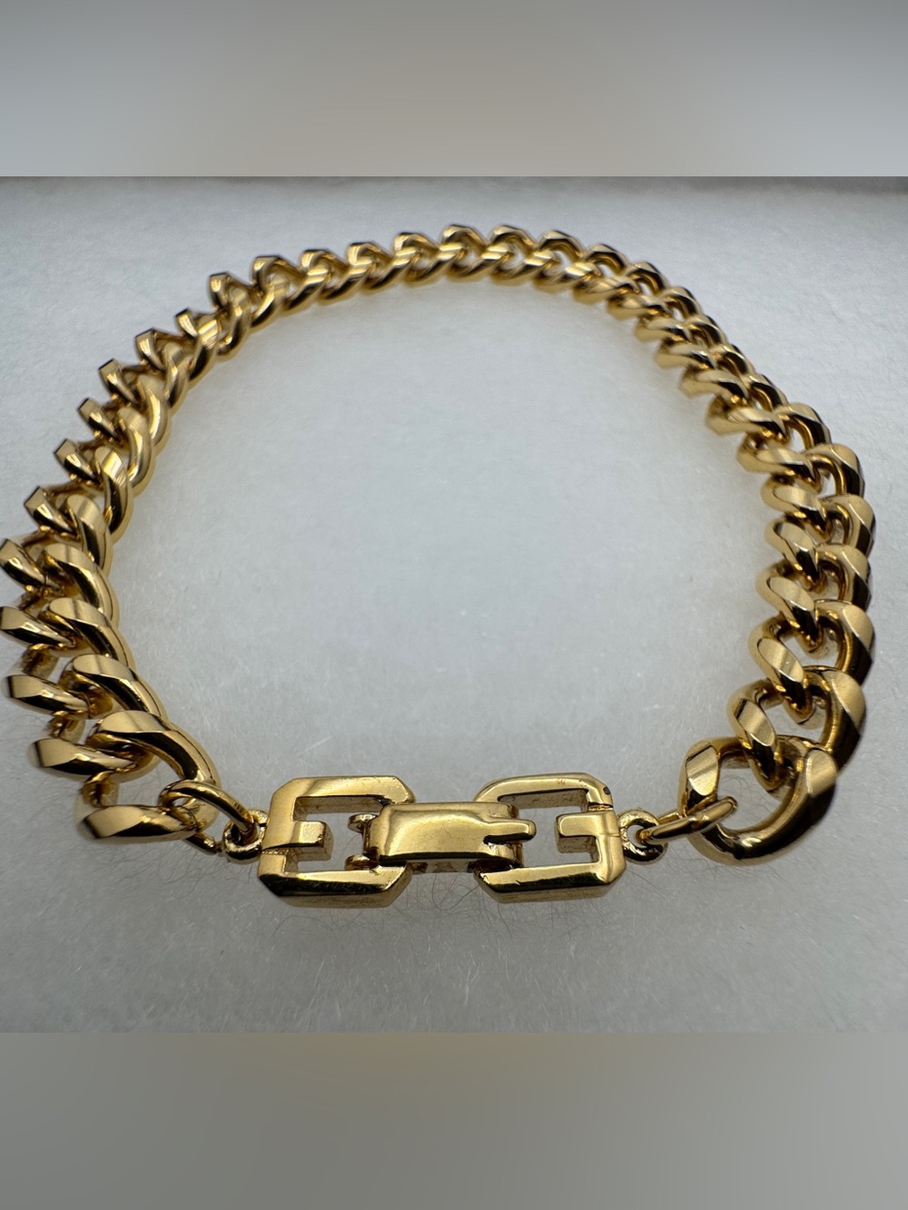 Givenchy Gold-Tone Curb Bracelet with Signature Link Clasp Size: 8.5 Unisex - Picture 4 of 14